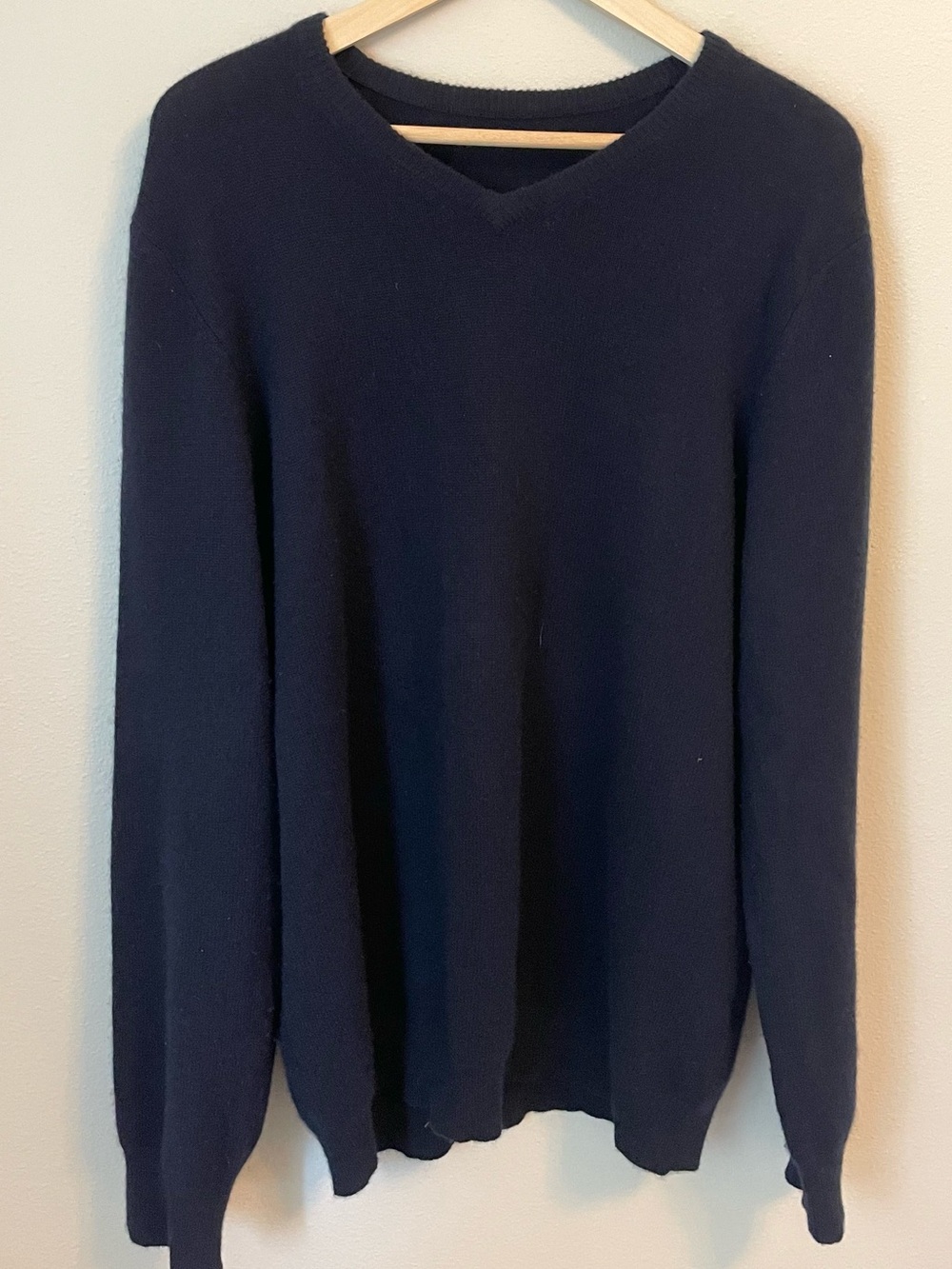 Men's Navy V-Neck Sweater – Estimated Size Large